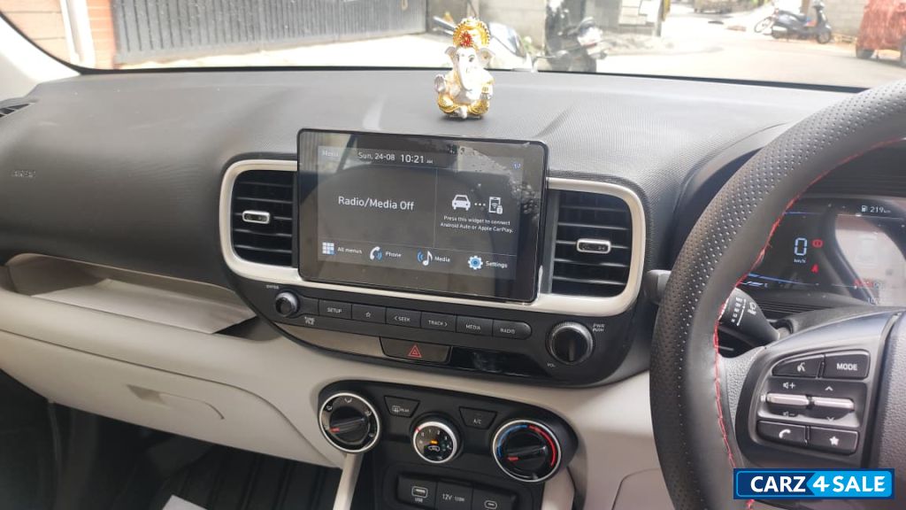 White Hyundai Venue Executive Turbo