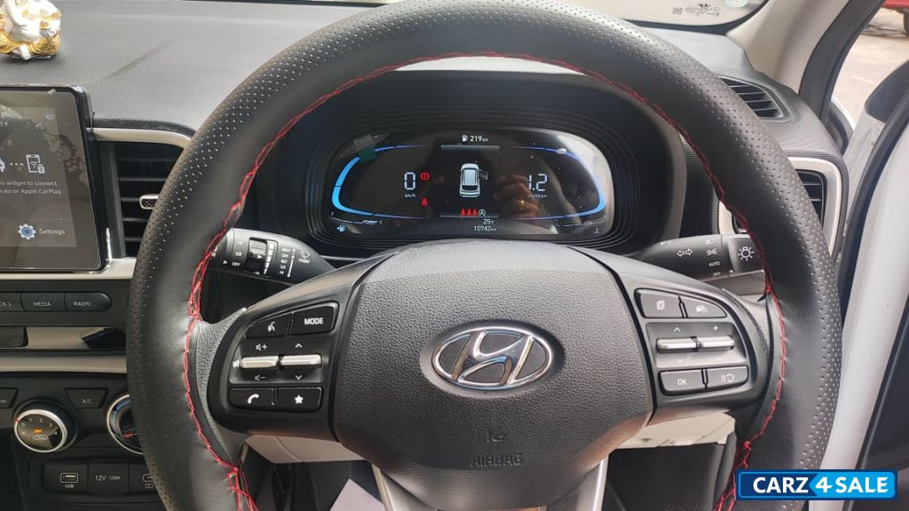 White Hyundai Venue Executive Turbo