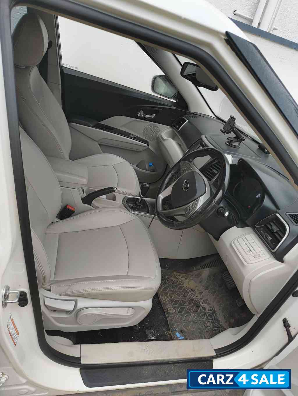 Mahindra XUV300 W8(O) Mahindra XUV300 W8(O)