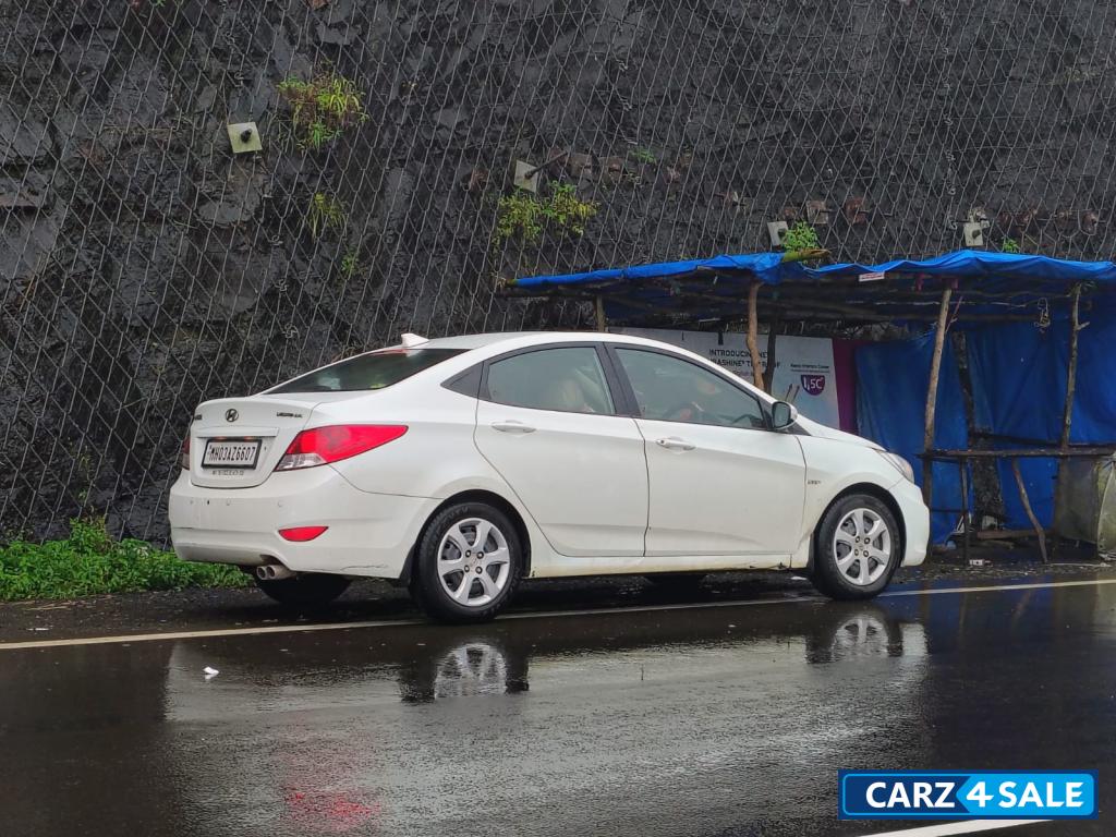 White Hyundai Verna e