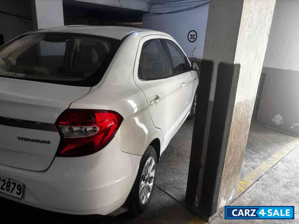 White Ford Aspire Aspire 1.5 TI VCT AT