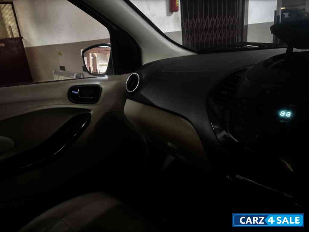 White Ford Aspire Aspire 1.5 TI VCT AT