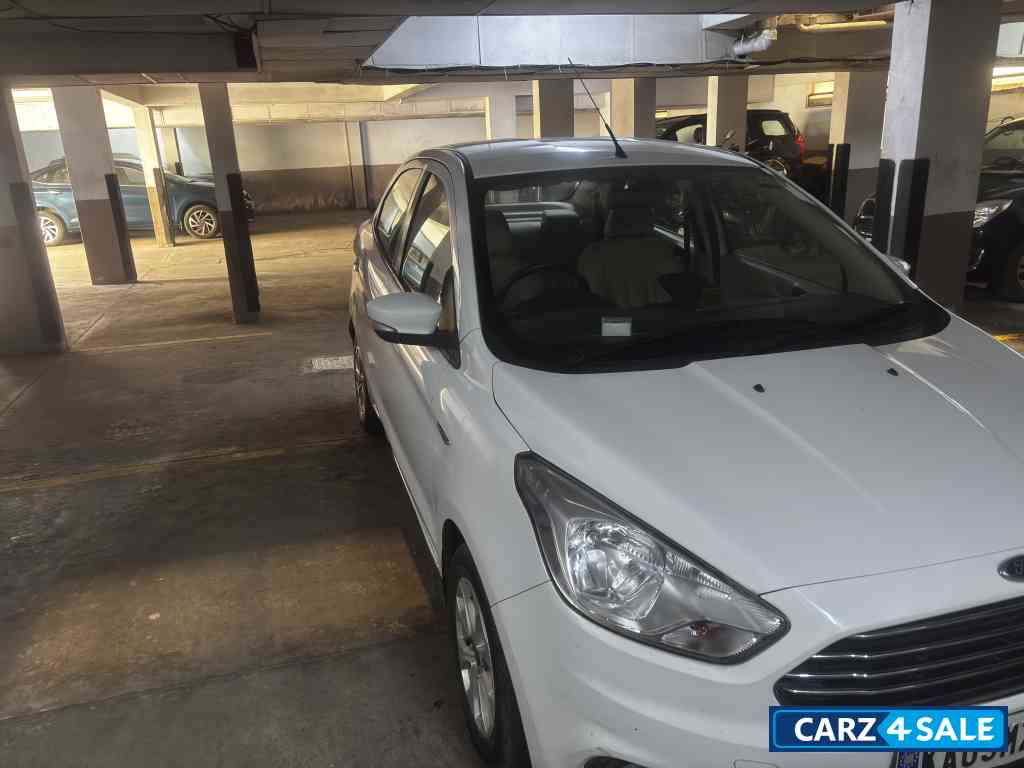 White Ford Aspire Aspire 1.5 TI VCT AT