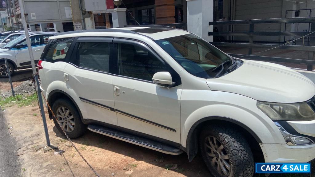 White Mahindra XUV 500 White Mahindra XUV 500