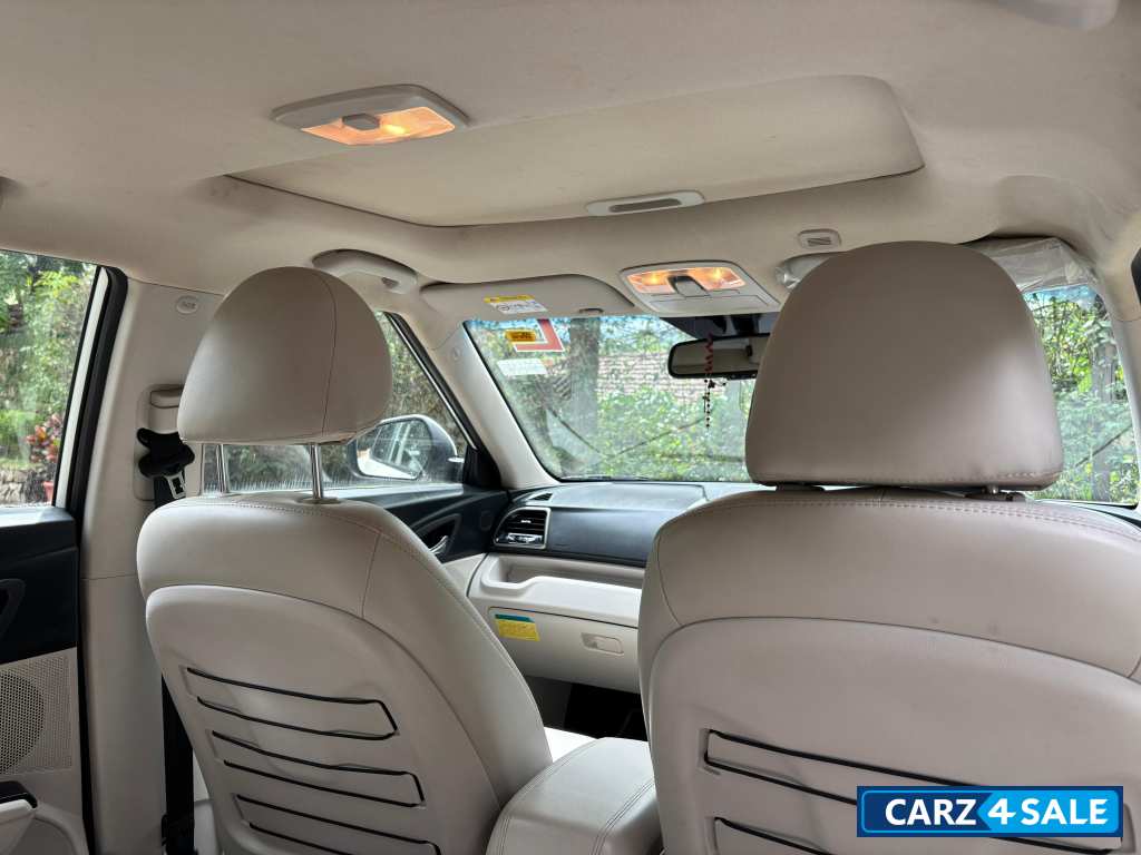 White Mahindra XUV300 Automatic 1.5 AMT Diesel