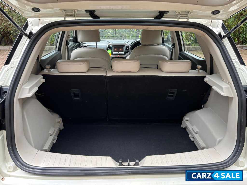 White Mahindra XUV300 Automatic 1.5 AMT Diesel