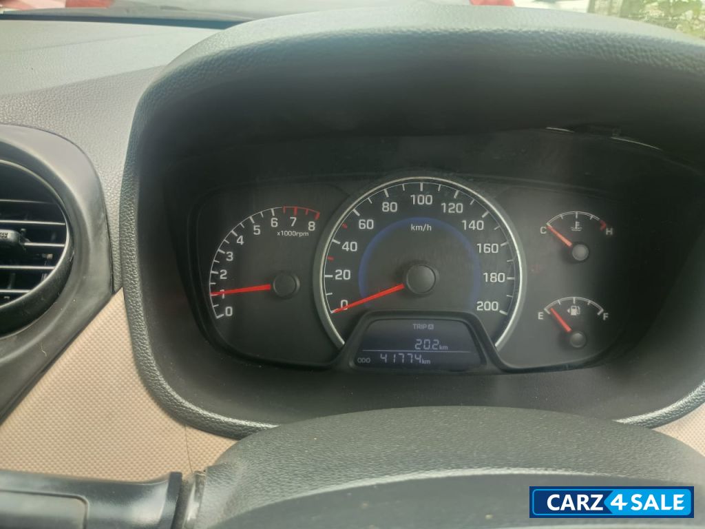 Orange Hyundai i10 Sportz