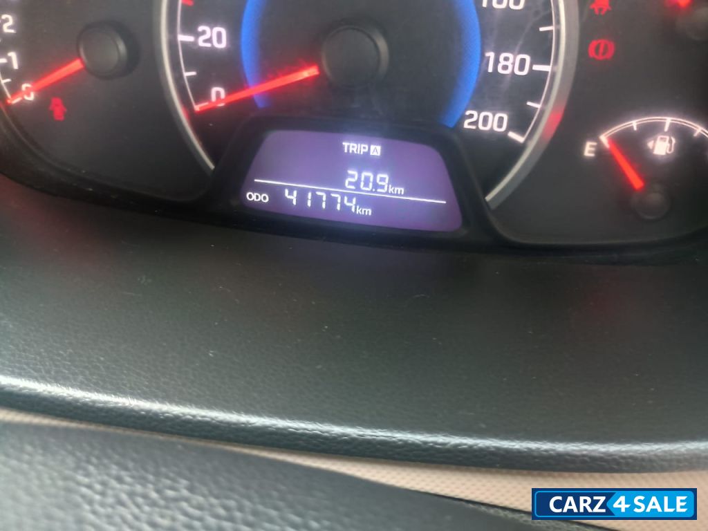 Orange Hyundai i10 Sportz