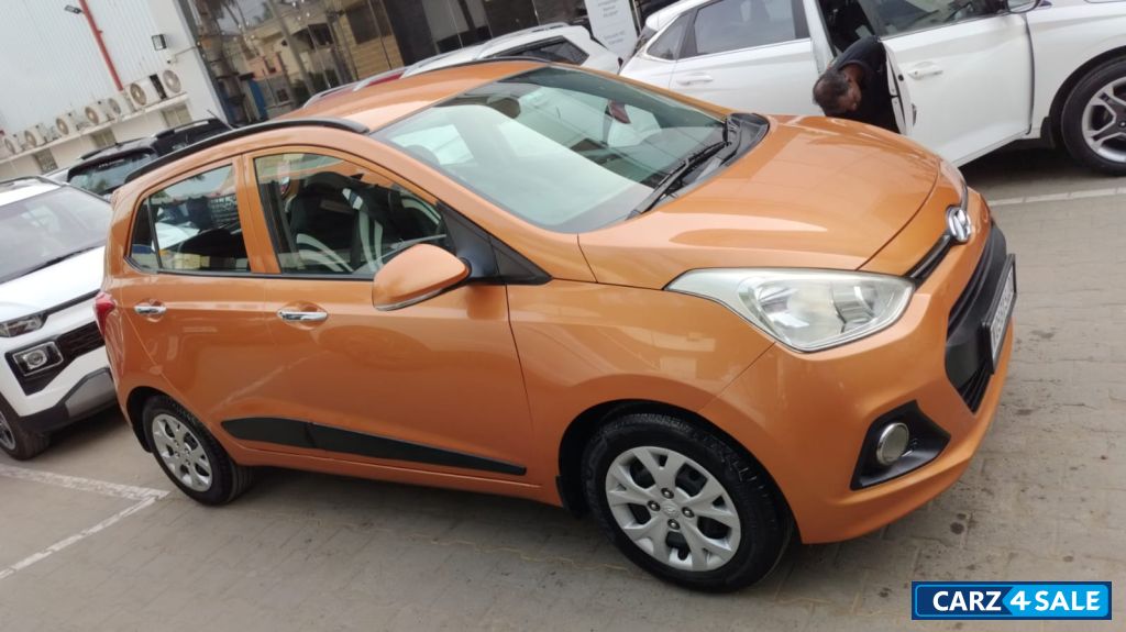 Orange Hyundai i10 Sportz