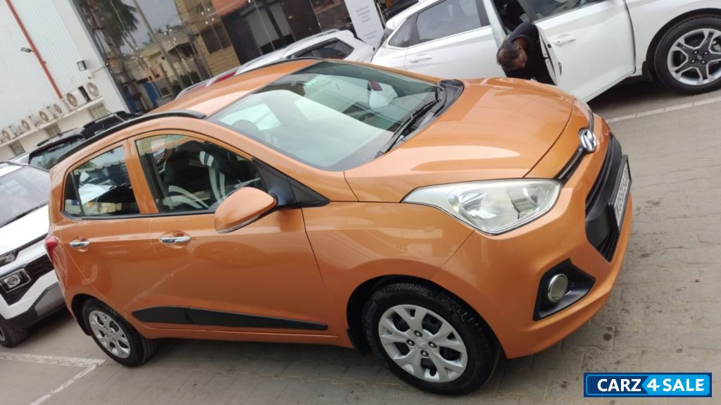 Orange Hyundai i10 Sportz