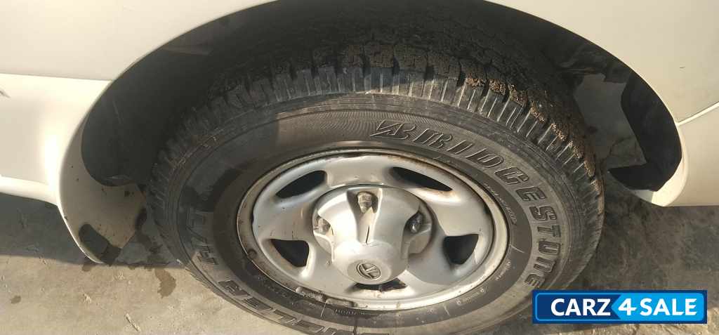 White Tata Safari Dicor