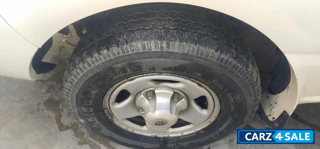 White Tata Safari Dicor