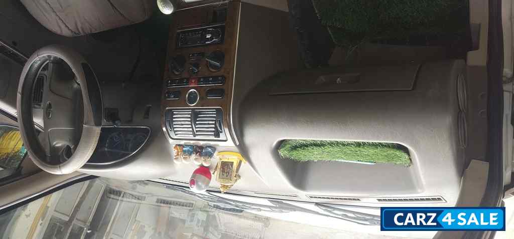 White Tata Safari Dicor