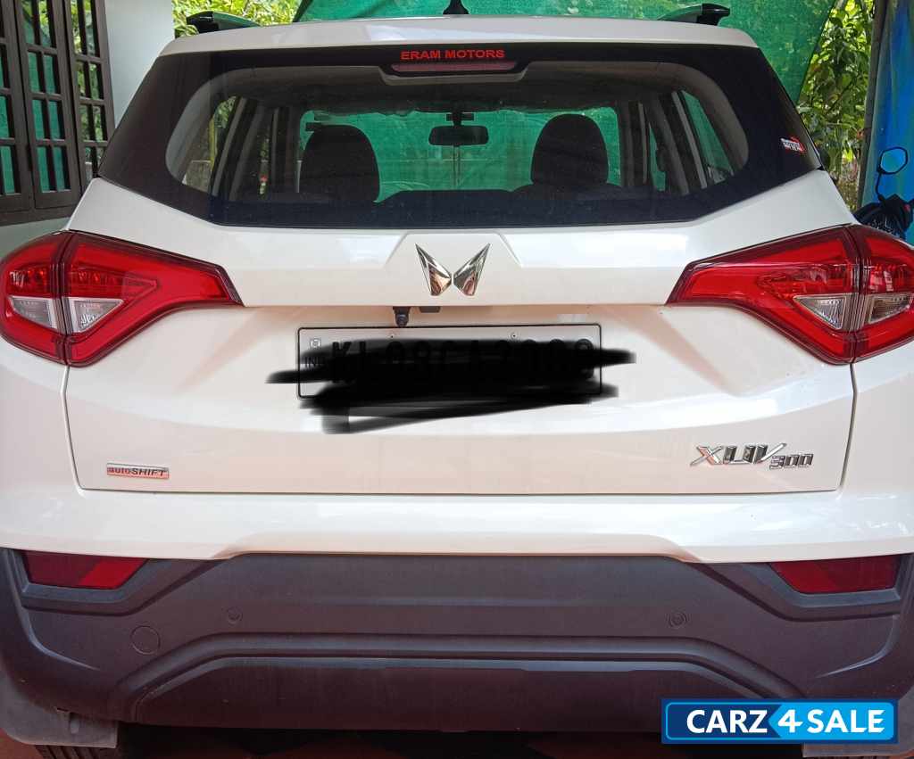 Mahindra XUV300 W6