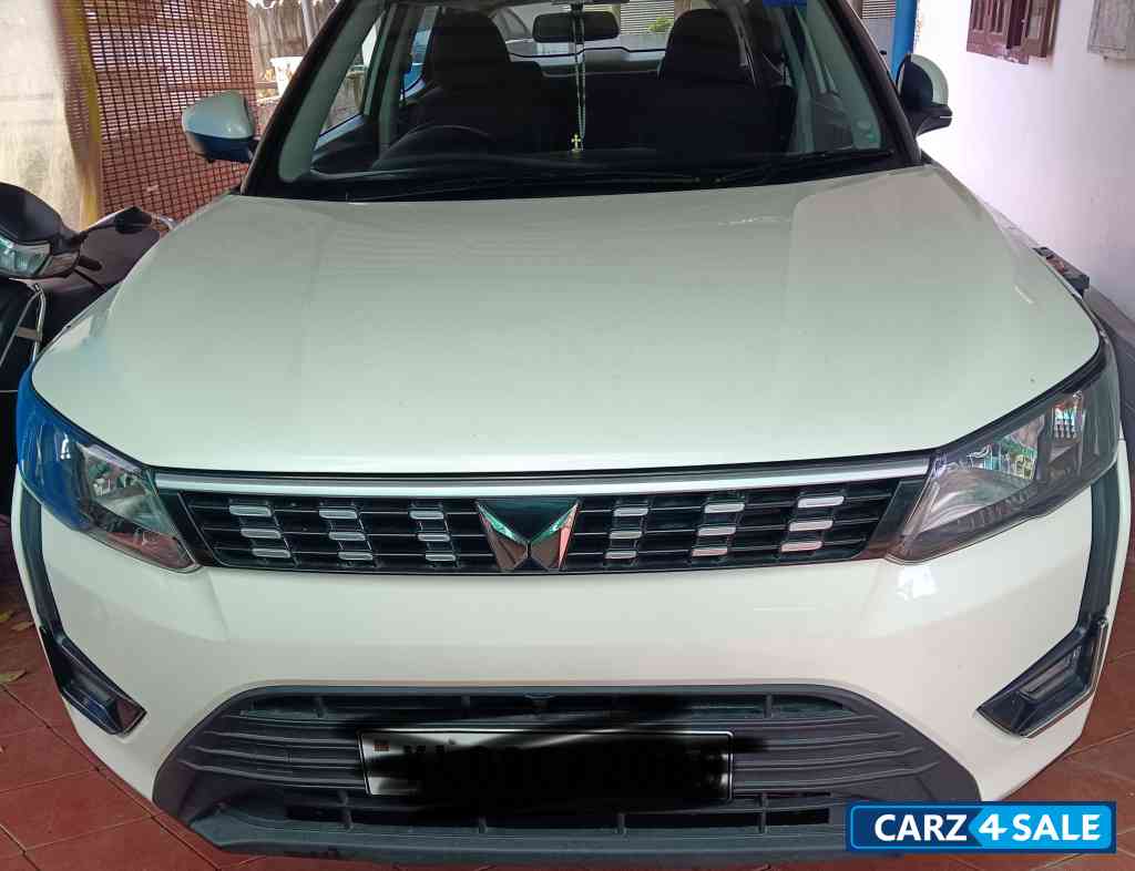 Mahindra XUV300 W6