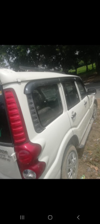 White Mahindra Scorpio Ex bs4