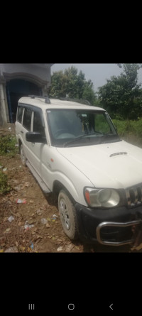 White Mahindra Scorpio Ex bs4