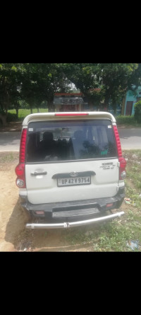 White Mahindra Scorpio Ex bs4