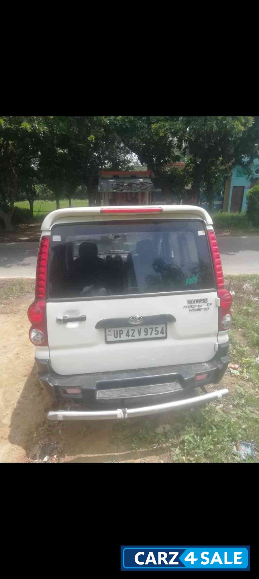 White Mahindra Scorpio Ex bs4