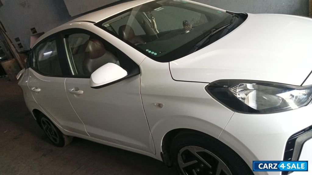 White Hyundai Aura S Cng