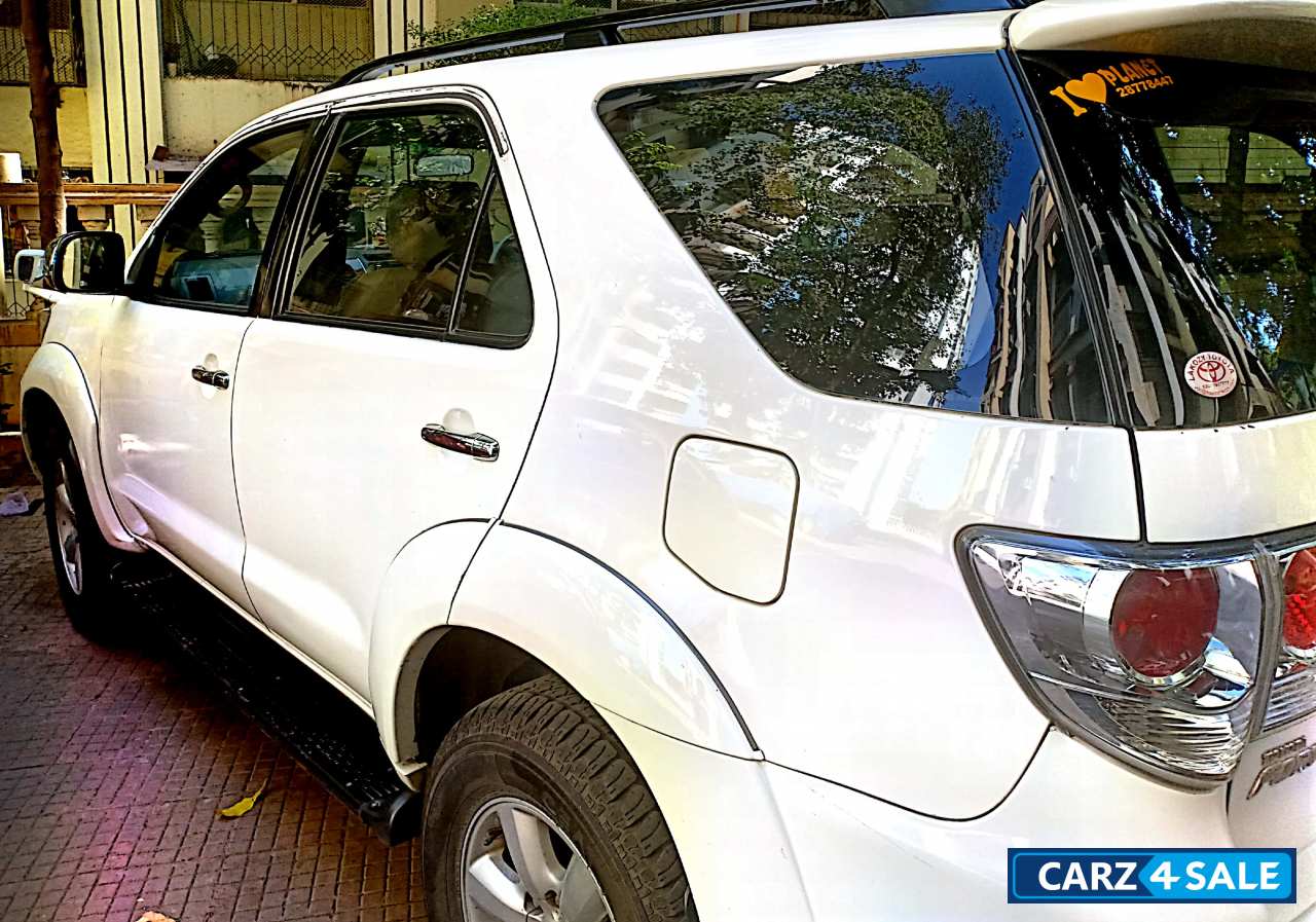 White Toyota Fortuner 3.0 4x4 MT