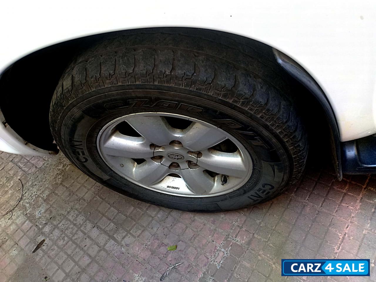 White Toyota Fortuner 3.0 4x4 MT