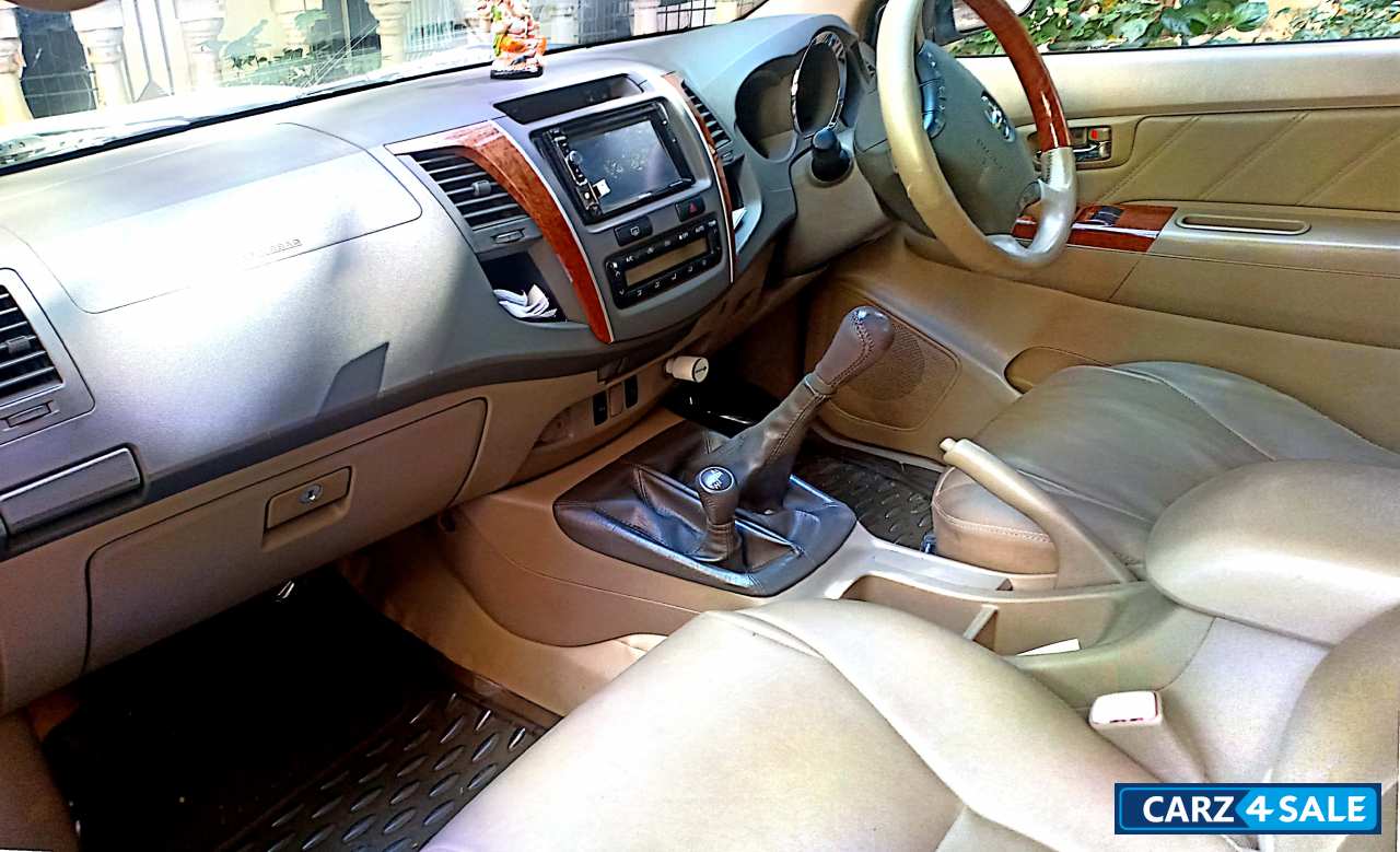 White Toyota Fortuner 3.0 4x4 MT