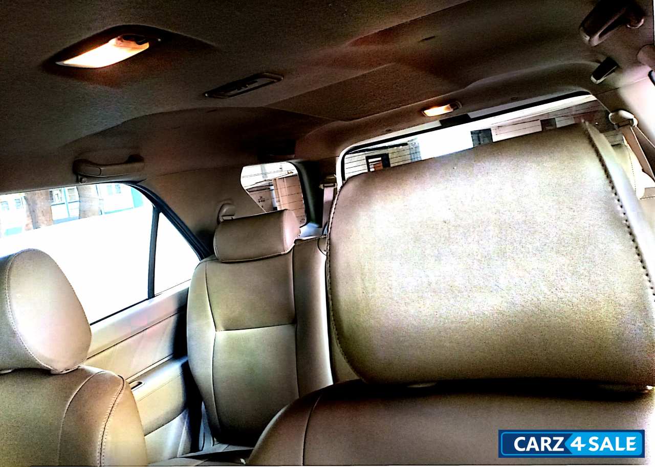 White Toyota Fortuner 3.0 4x4 MT