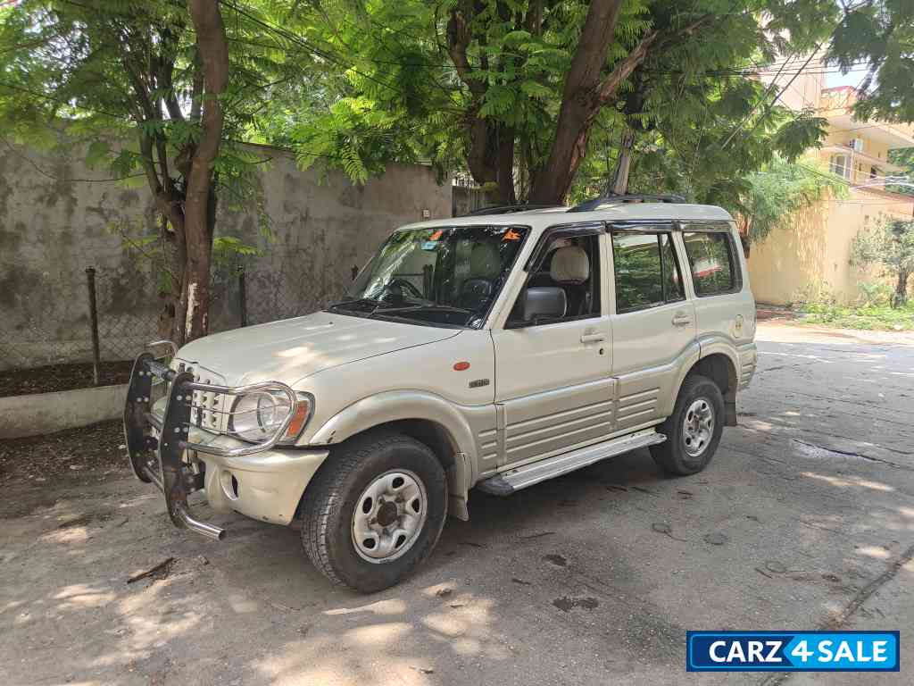 White Mahindra Scorpio 2006 slx turbo
