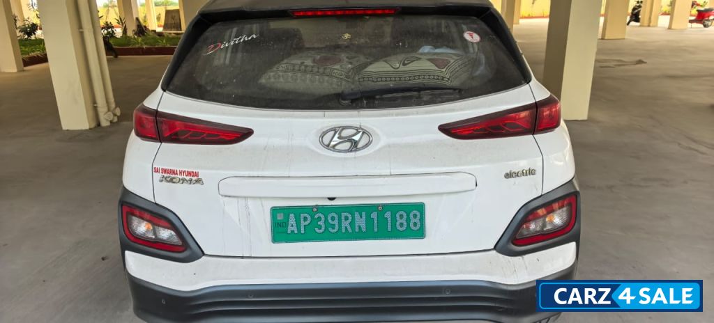 White Hyundai Kona premium dual tone
