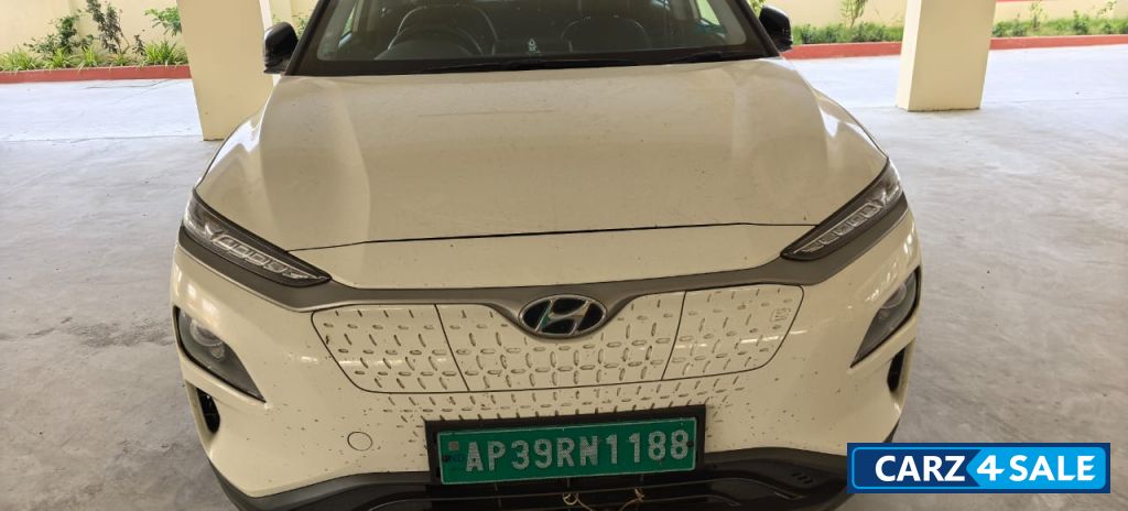 White Hyundai Kona premium dual tone