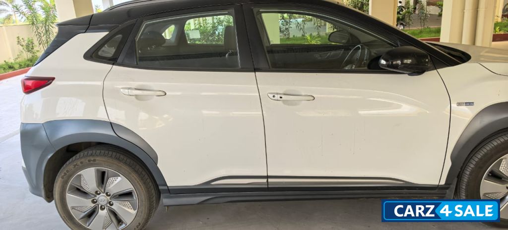 White Hyundai Kona premium dual tone