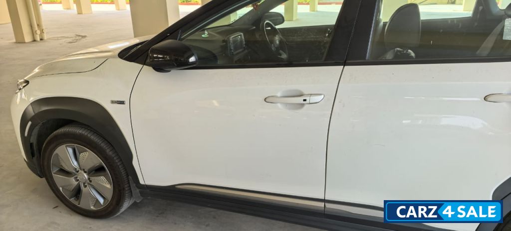 White Hyundai Kona premium dual tone