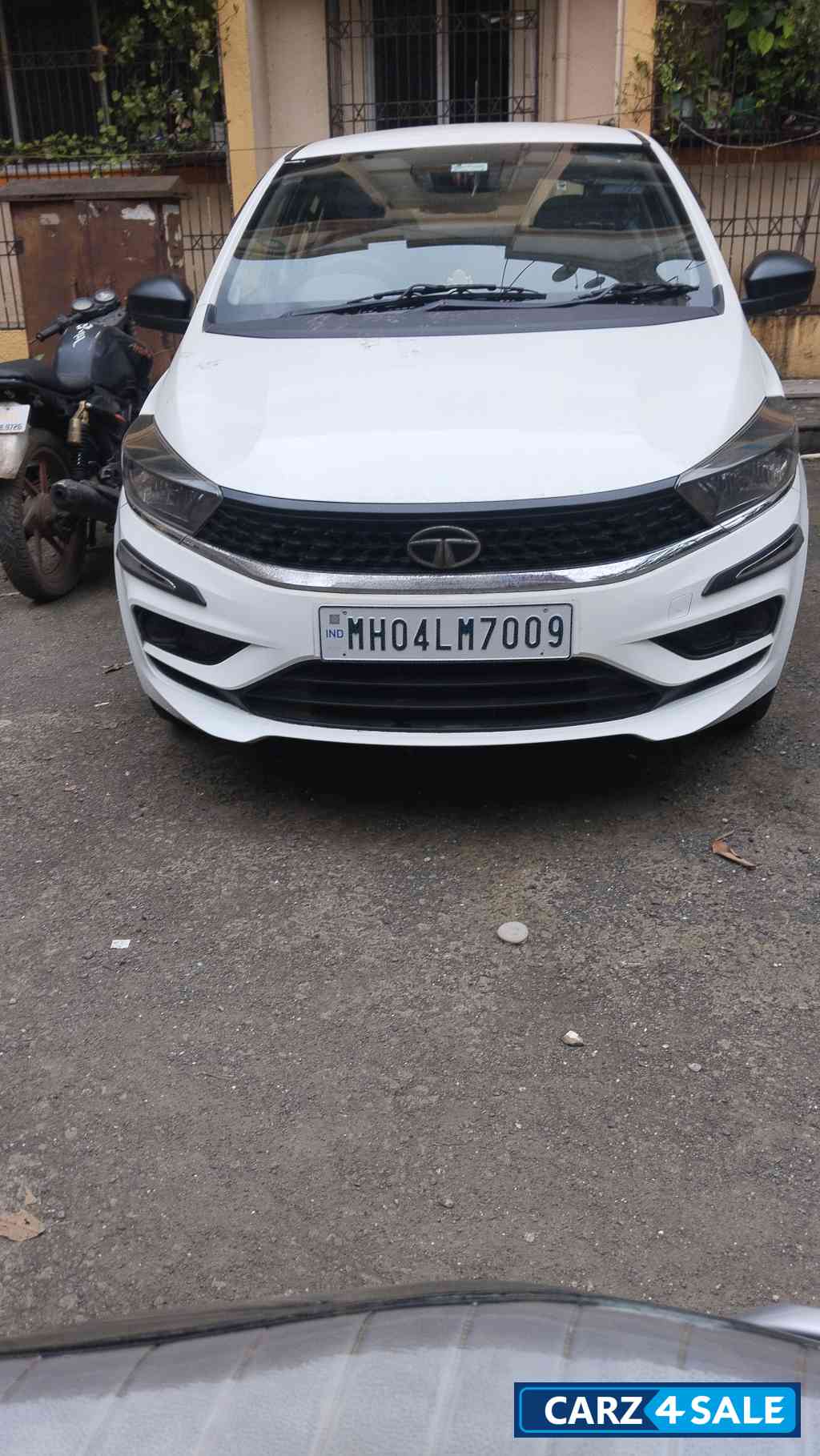 White Tata Tigor Xm
