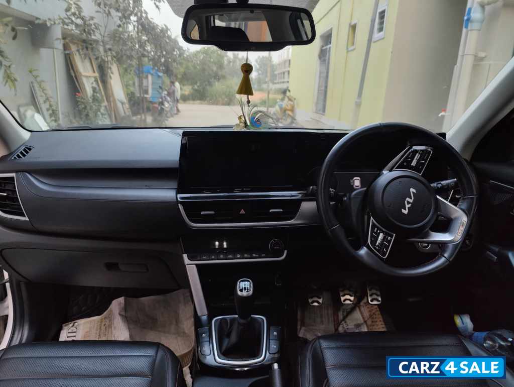 White Kia Seltos GTX Plus 1.4