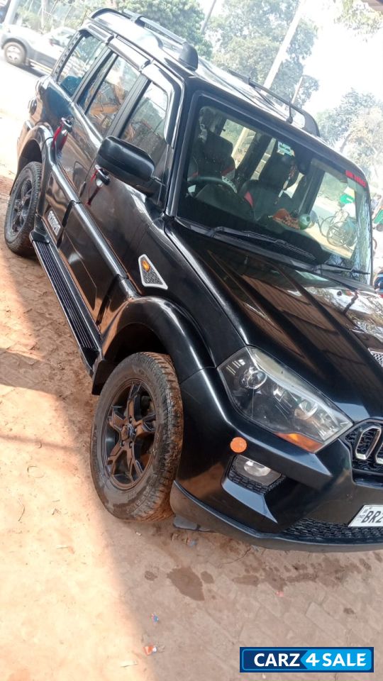 Black Mahindra Scorpio S-10