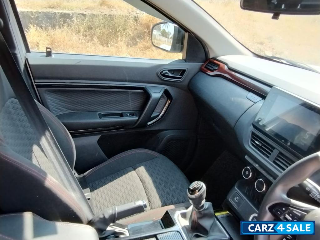 White Renault Kiger RXZ MT