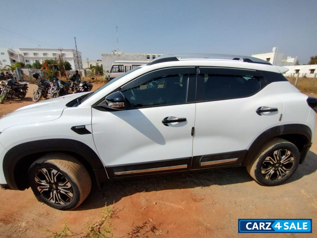 White Renault Kiger RXZ MT