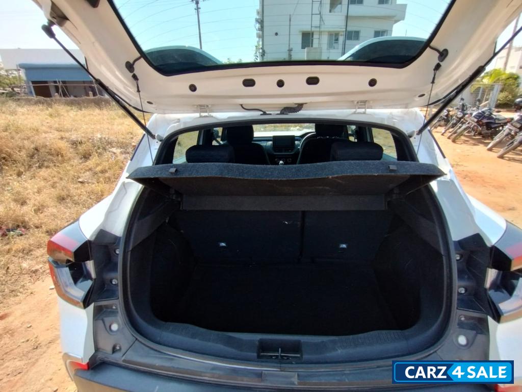 White Renault Kiger RXZ MT