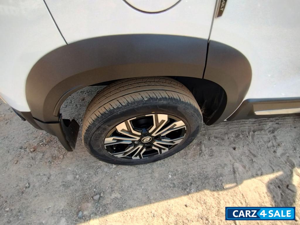 White Renault Kiger RXZ MT