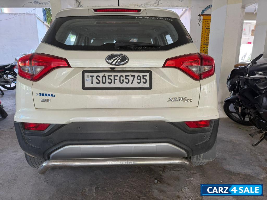 Mahindra XUV300 W8