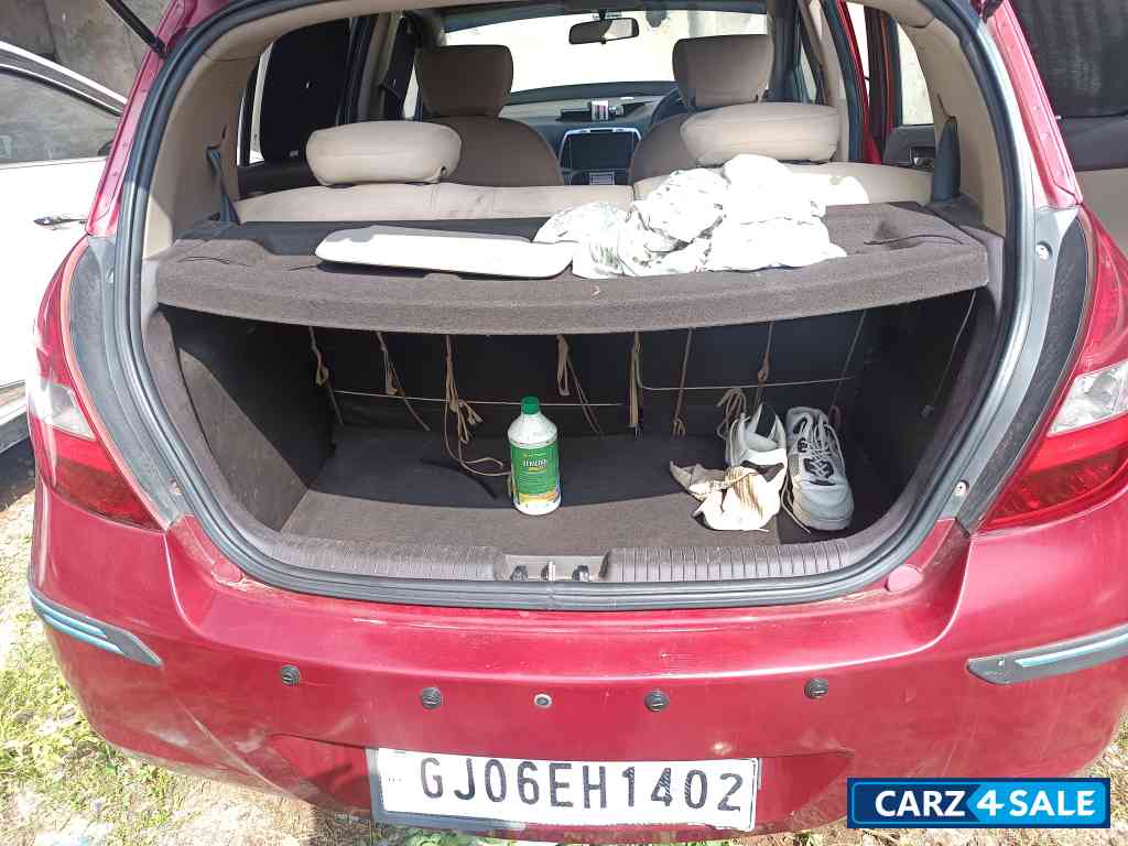 Red Hyundai i20 SPORTZ