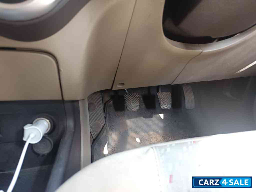 Red Hyundai i20 SPORTZ