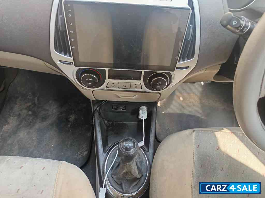 Red Hyundai i20 SPORTZ