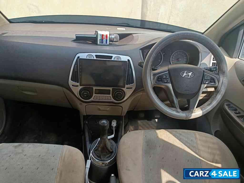 Red Hyundai i20 SPORTZ