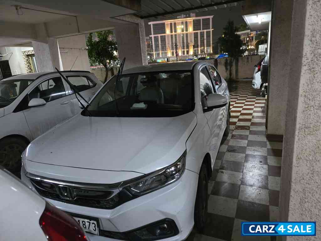 White Honda Amaze S ivtec