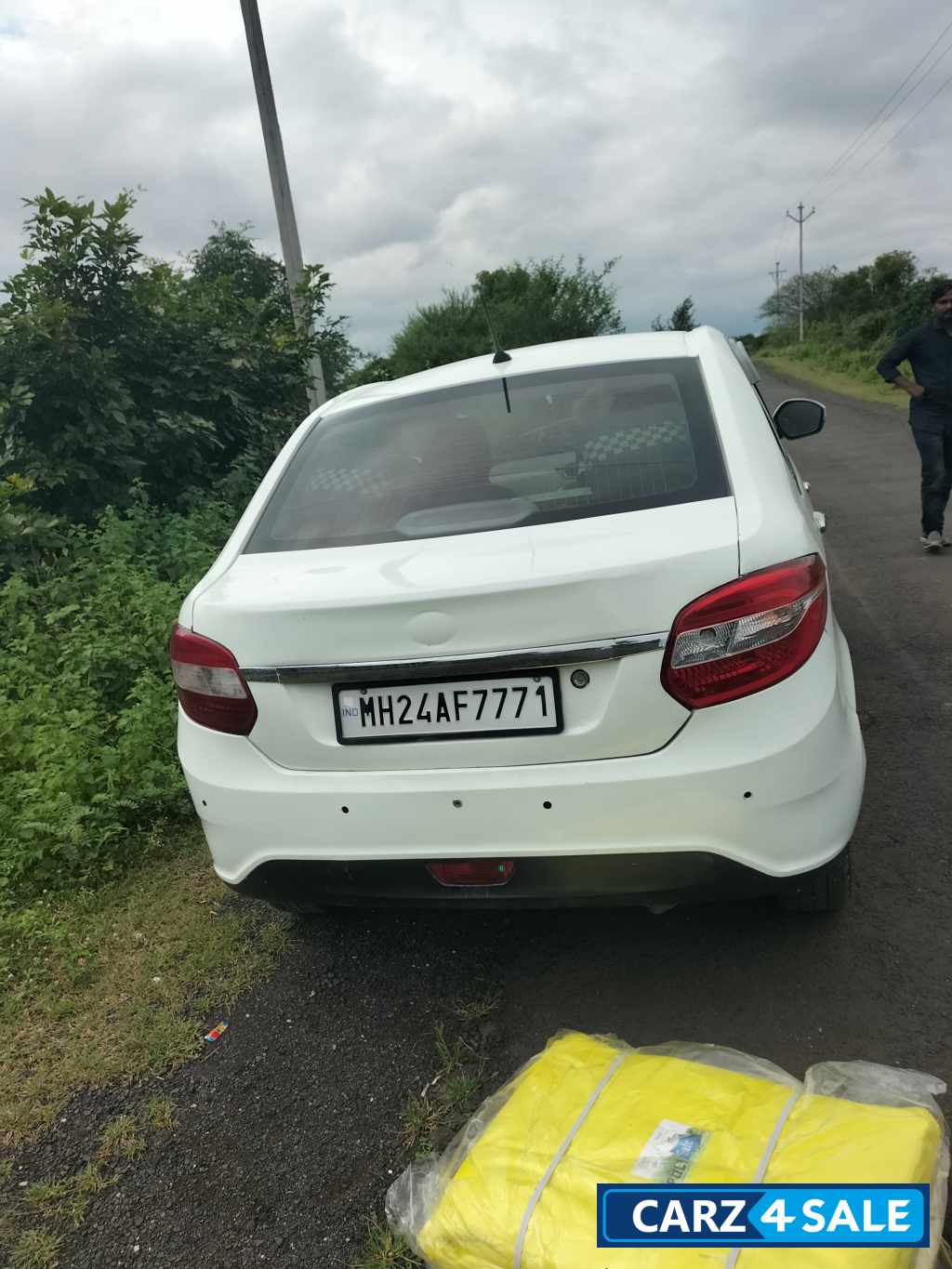 White Tata Zest XT QJET White Tata Zest XT QJET