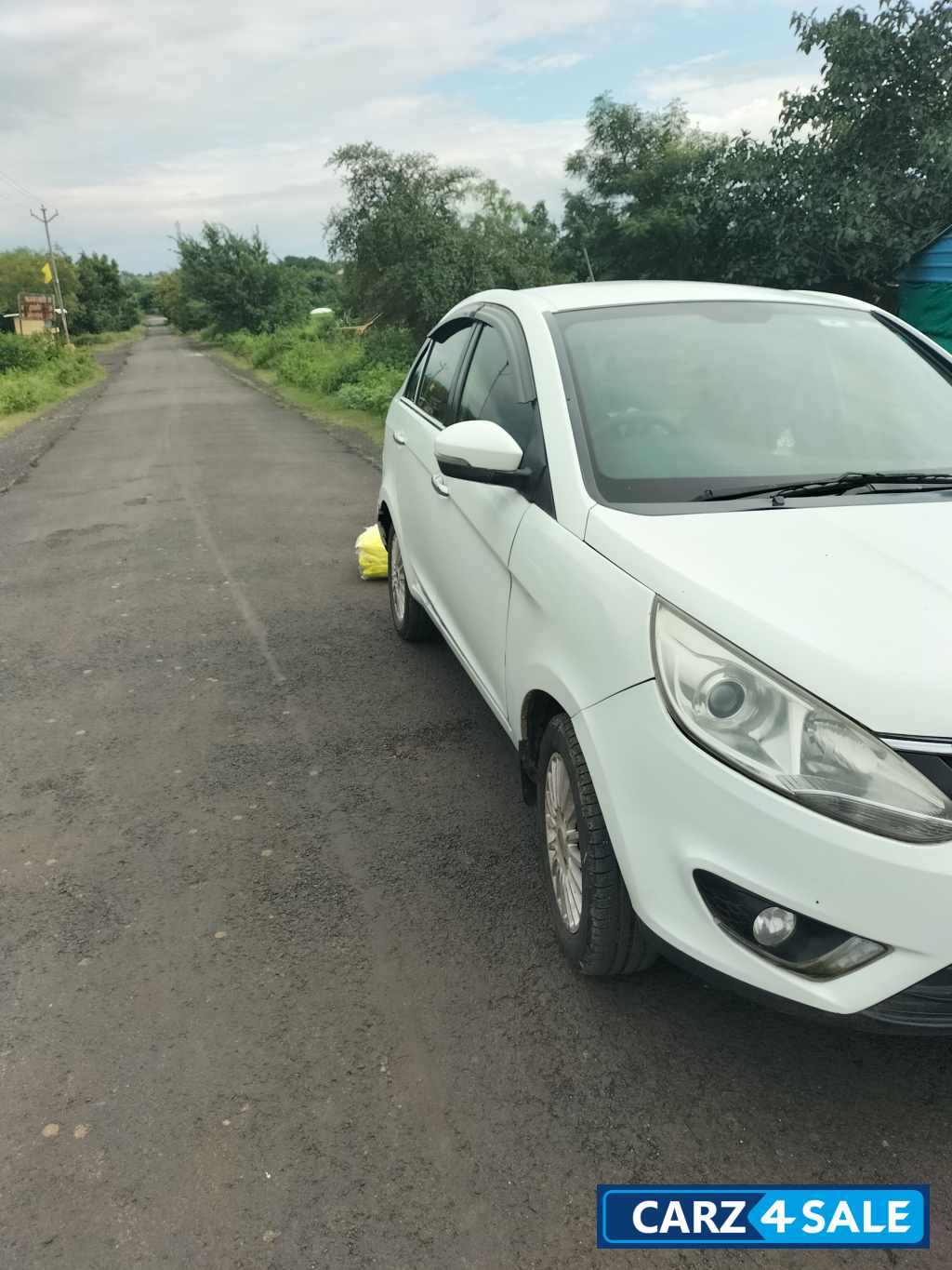 White Tata Zest XT QJET White Tata Zest XT QJET