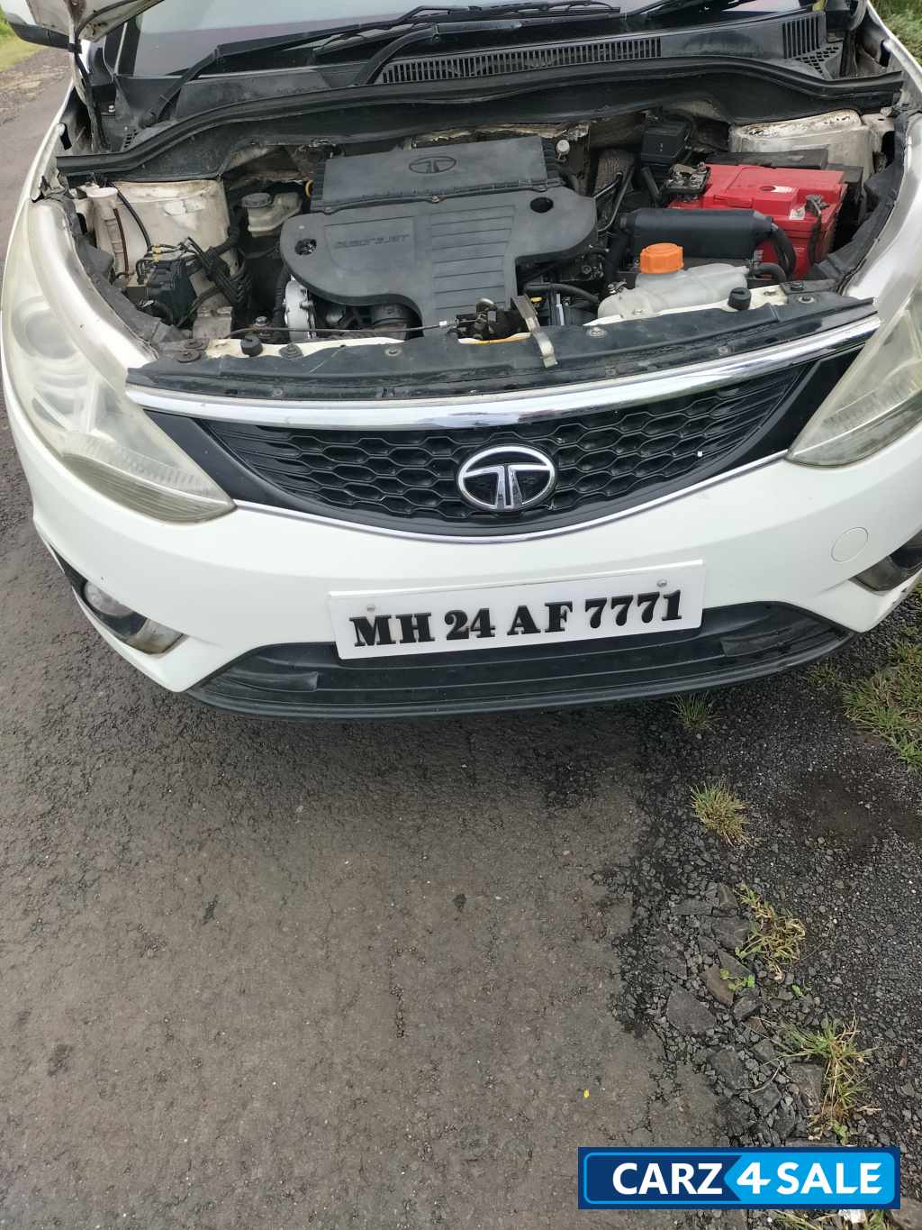 White Tata Zest XT QJET White Tata Zest XT QJET