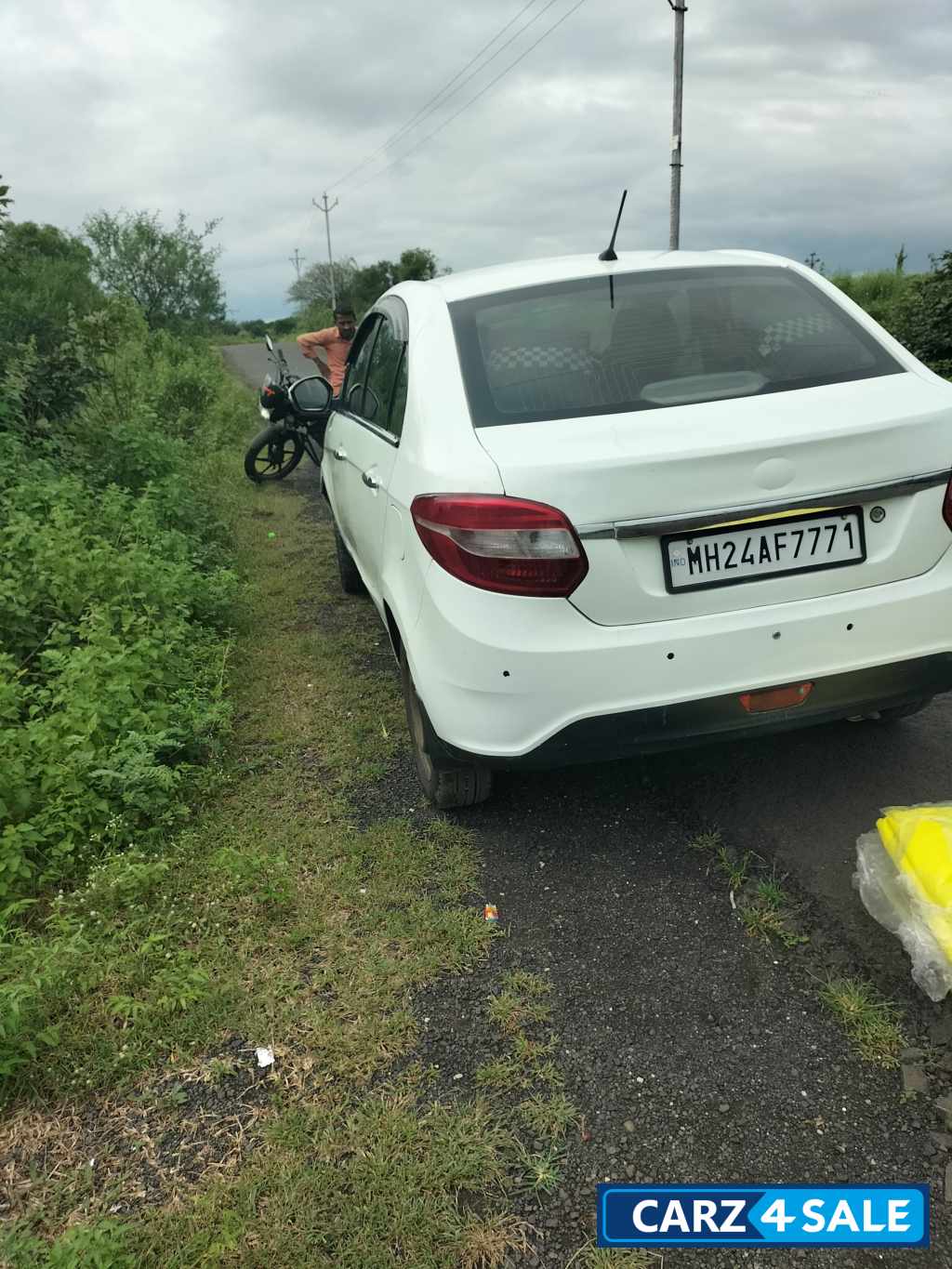 White Tata Zest XT QJET White Tata Zest XT QJET